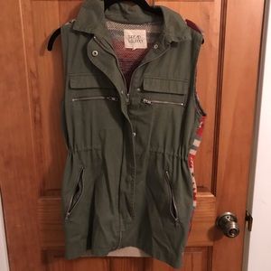 Utility vest with tribal back